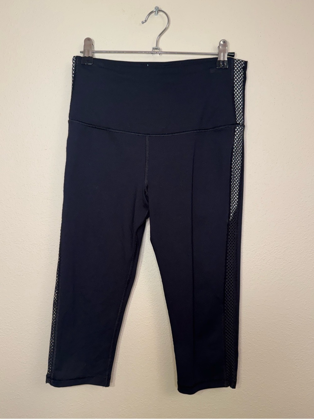Victoria’s Secret VSX Sport Mesh Sided Crop Leggings Yoga Pants - Picture 3 of 10
